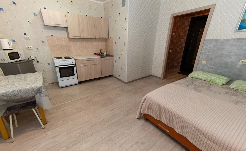 Уютная студия с лоджией в тени тополей