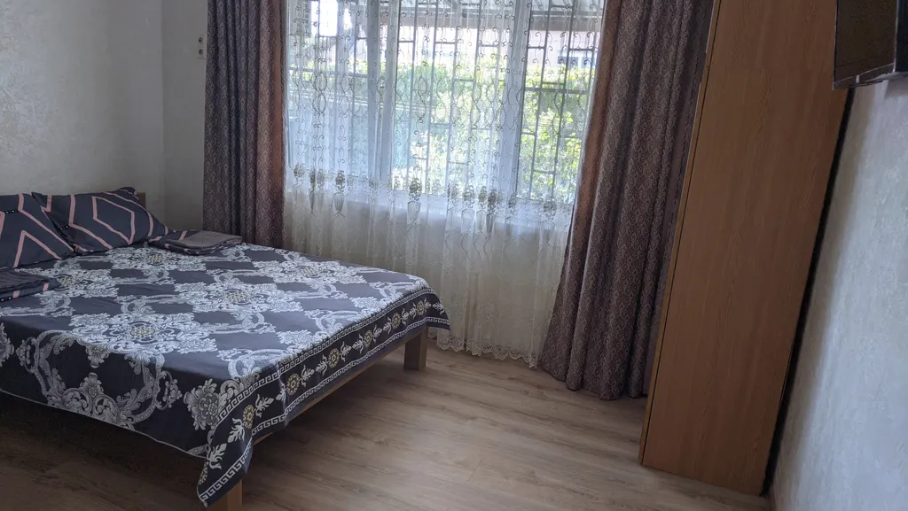 Квартира Квартира Трехместные комнаты с отдельным санузлом и душем — Сухум