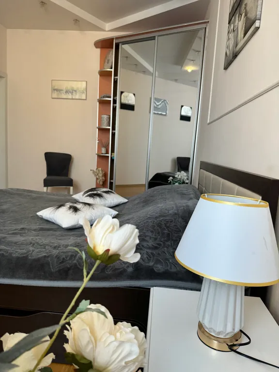 Красивая трёхкомнатная квартира в центре с видом на площадь