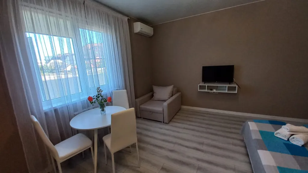 Комната студия в частном доме со своим двором