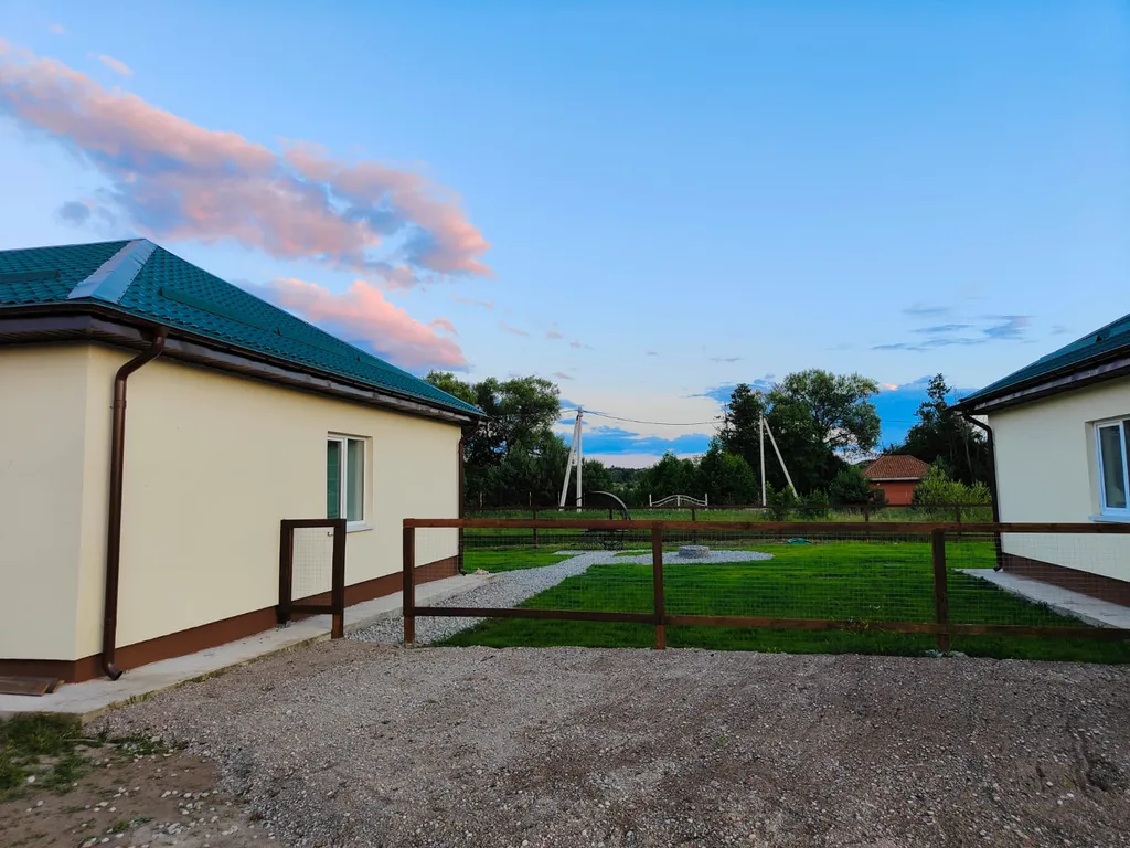 Уютный дом на берегу живописного озера