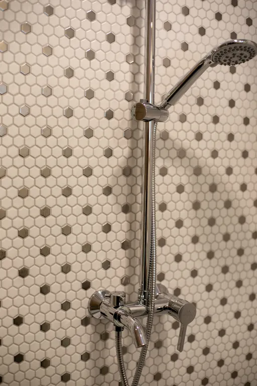 Уютный домик Красный A-Frame с террасой