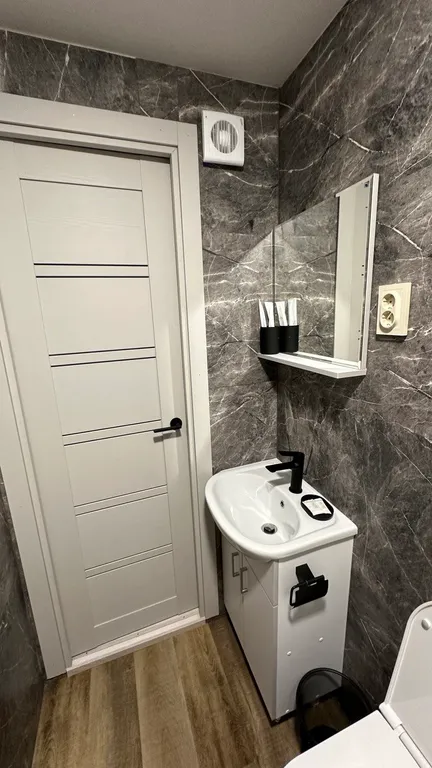 Уютный купольный домик на берегу пруда