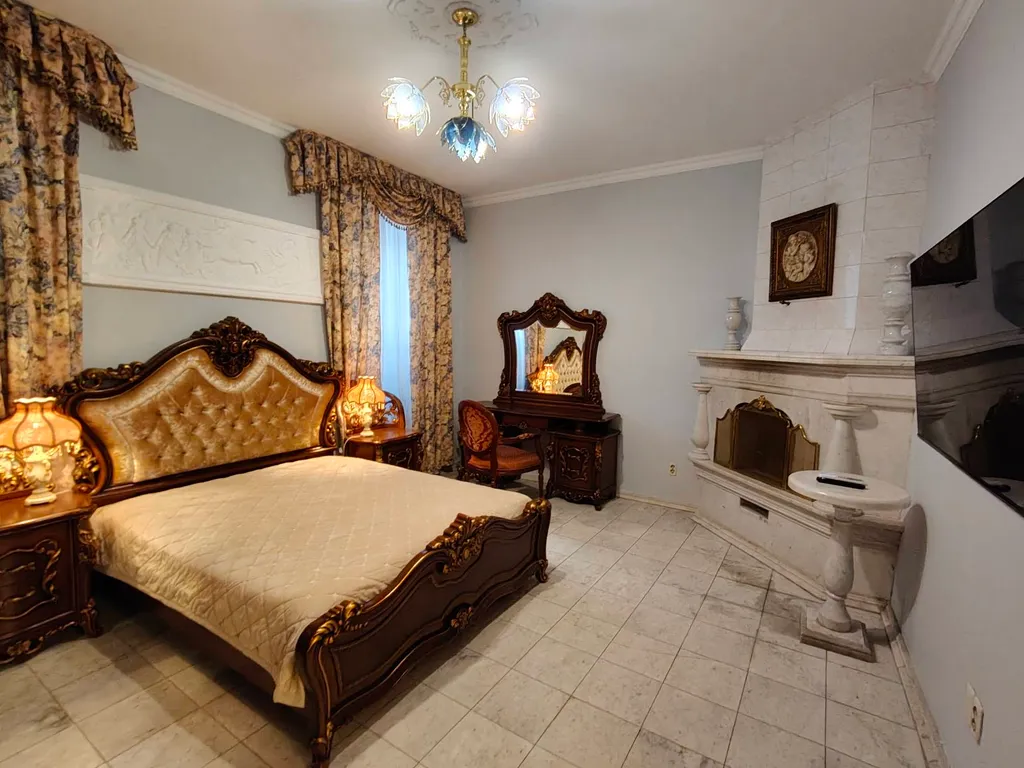 Частный дом с беседкой