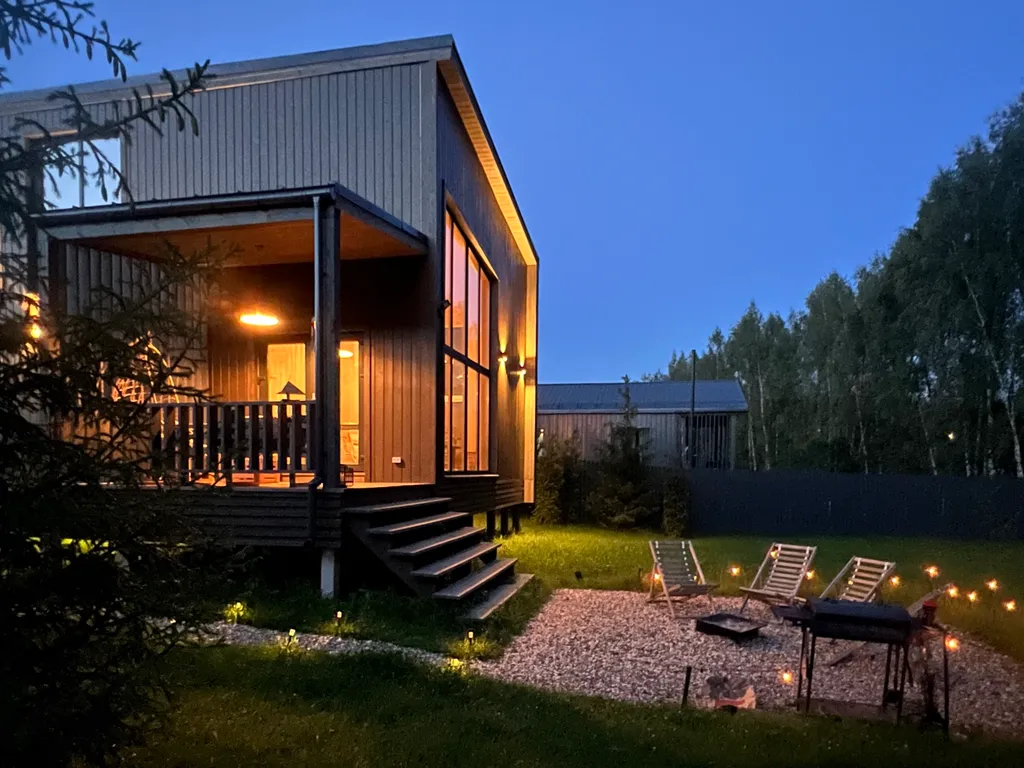 Уютный стильный новый дом с баней в окружении берёзовой рощи