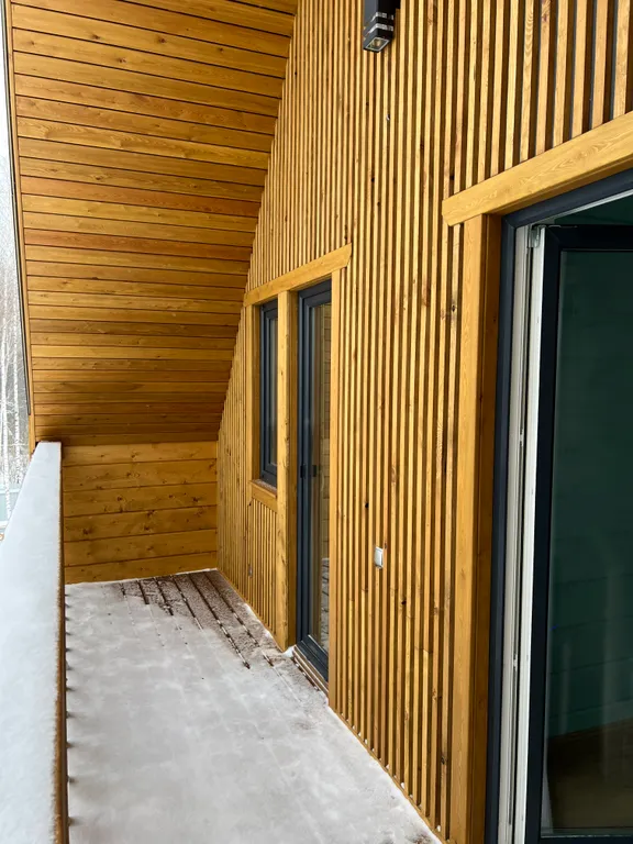 Дом в стиле Барнхаус на берегу реки Ока