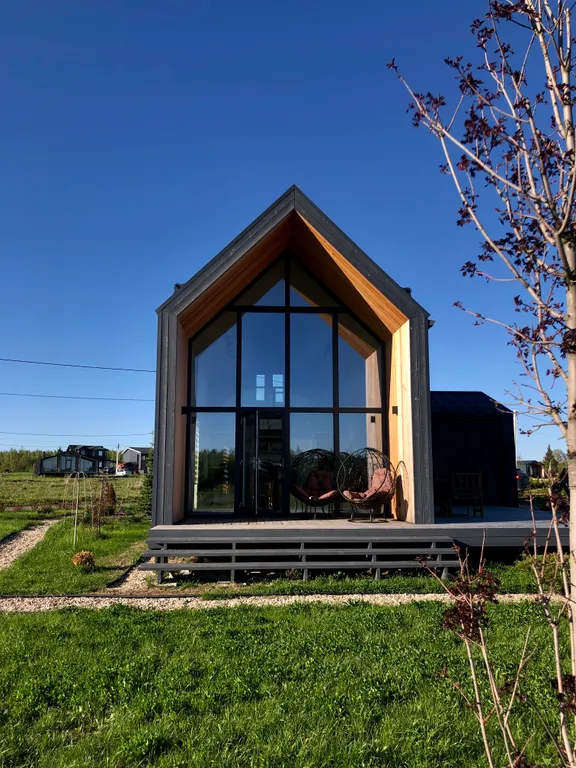 Стильный просторный дом с террасой и видом на луг