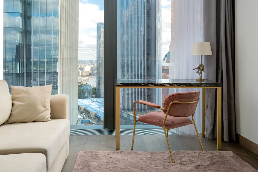 Sky City Moscow LUX Студия с большим окном с видом на башни и город