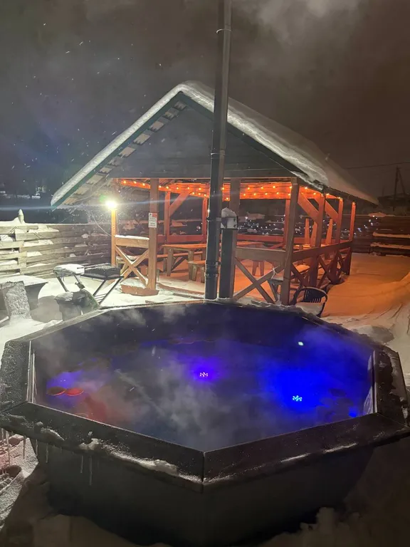 Большой дом в стиле А-фрейм на берегу реки Люторка