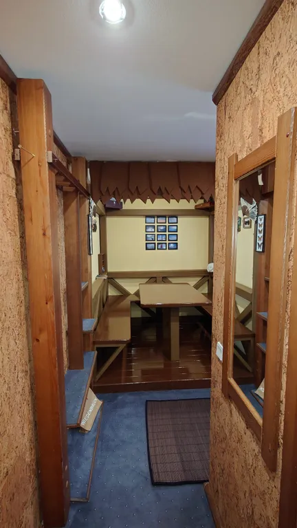 Студия 2 комнаты. 
5 спальных мест. В центре посёлка.