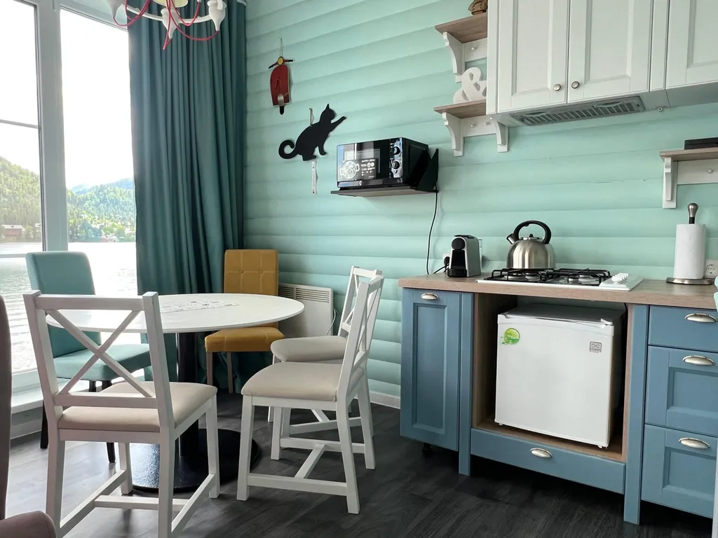 Дом америка на берегу телецкого озера