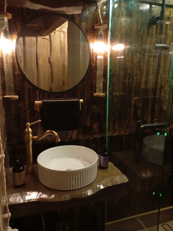 Изба с уютом детства, деревенский дом с баней и русским бытом