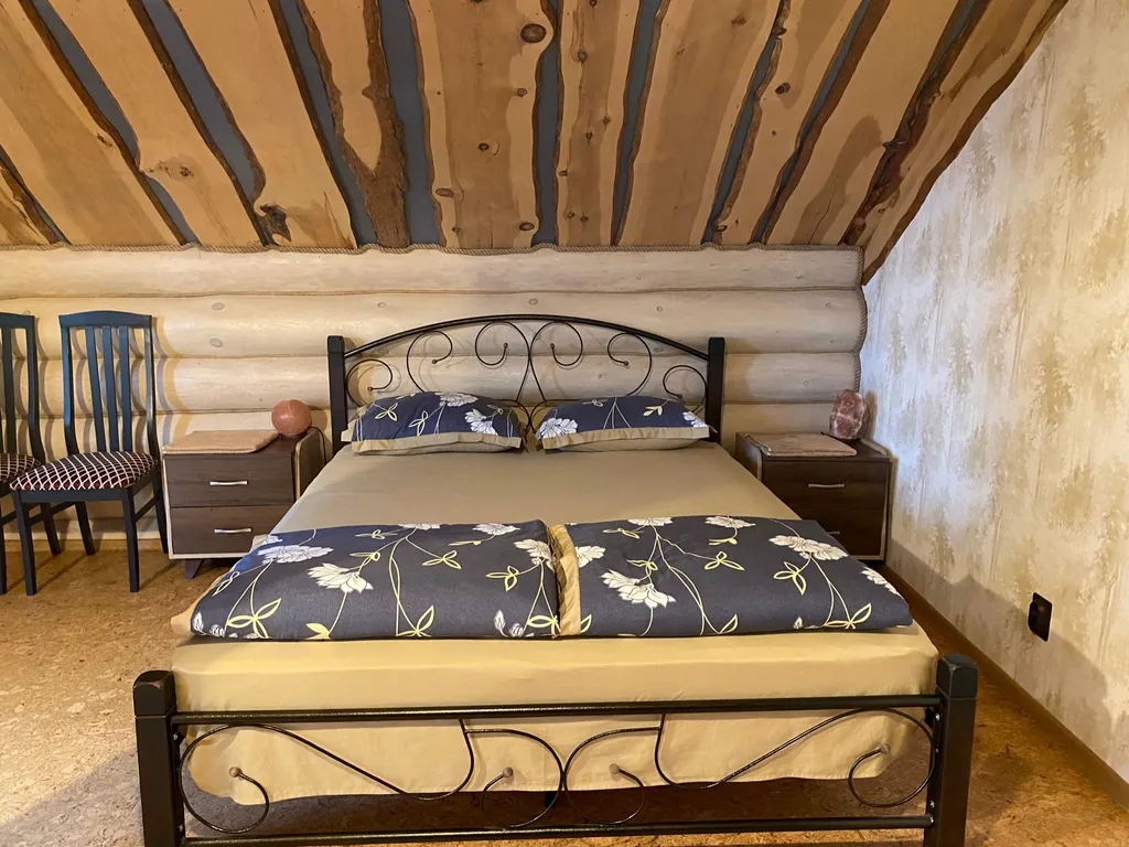 Большой дом с баней, бассейном и видом на озеро