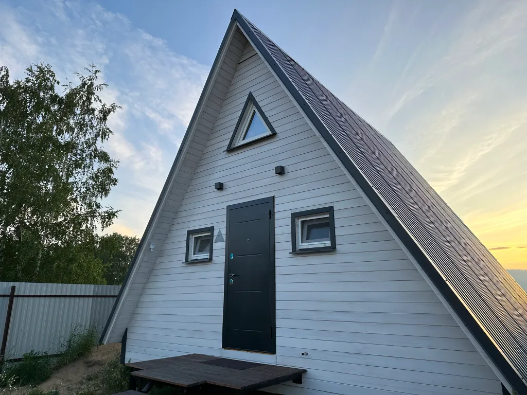 Дом в стиле A-frame на самом берегу реки