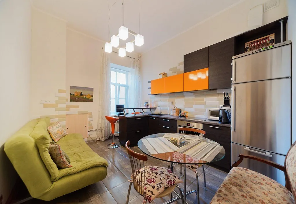 В центре, с видом на Адмиралтейский канал и "Новую Голландию"