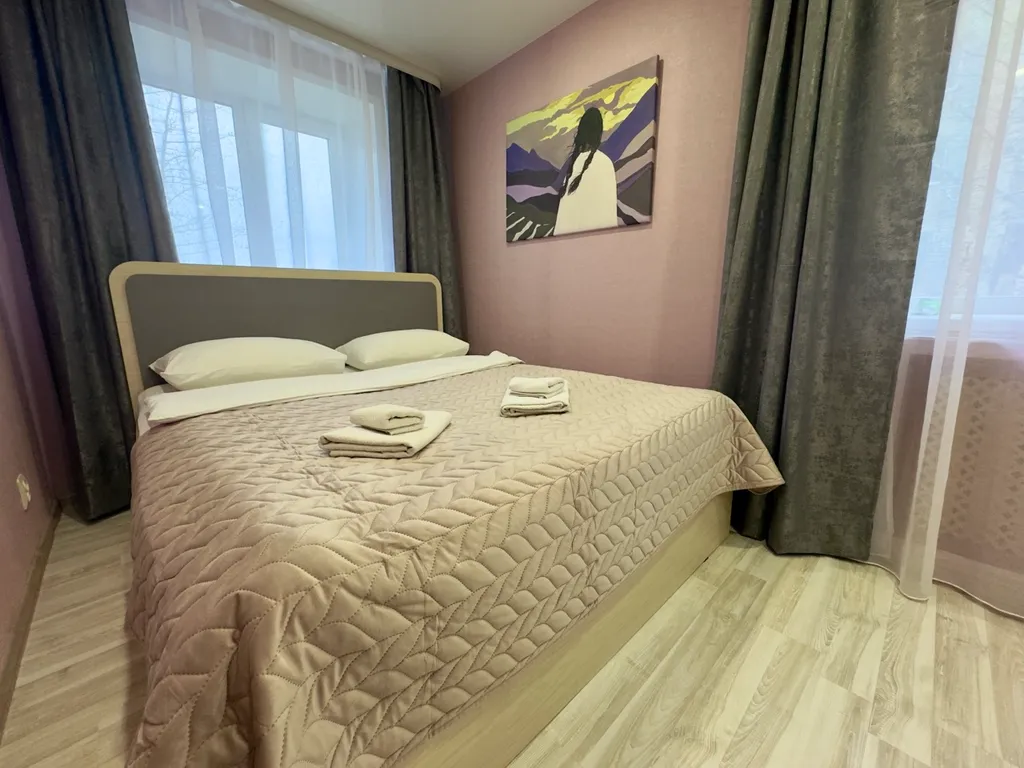 Двухкомнатная студия с красным диваном в центре города