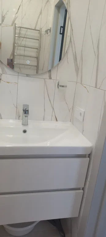 Современная студия с подогреваемым бассейном