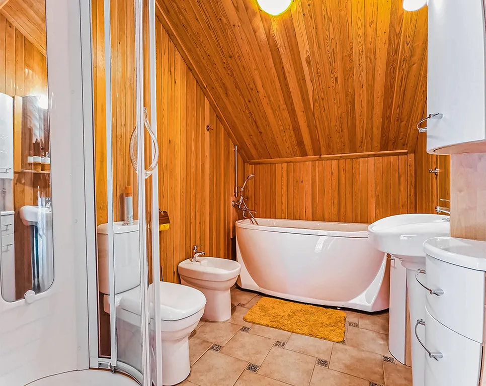 Уютный дом на берегу озера с тёплым бассейном на территории Порт Тихий