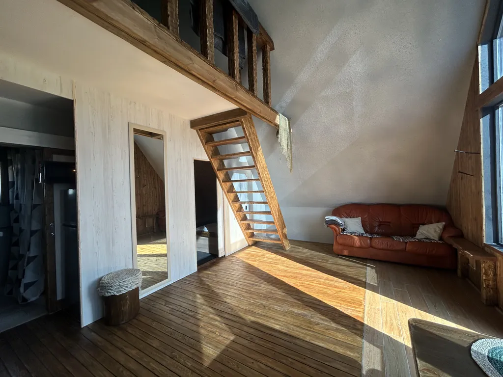 Дом-Афрейм на берегу реки Кемь с видом на море