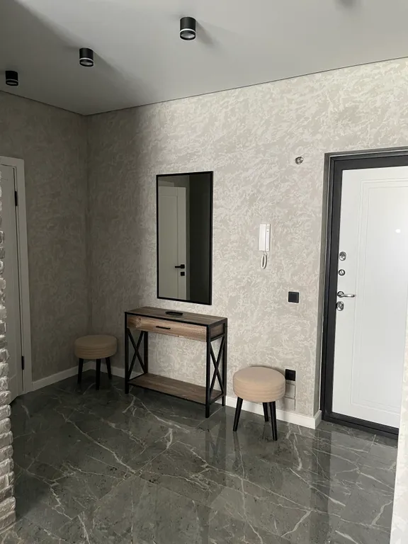 Дизайнерская современная студия в новом доме рядом с центром города