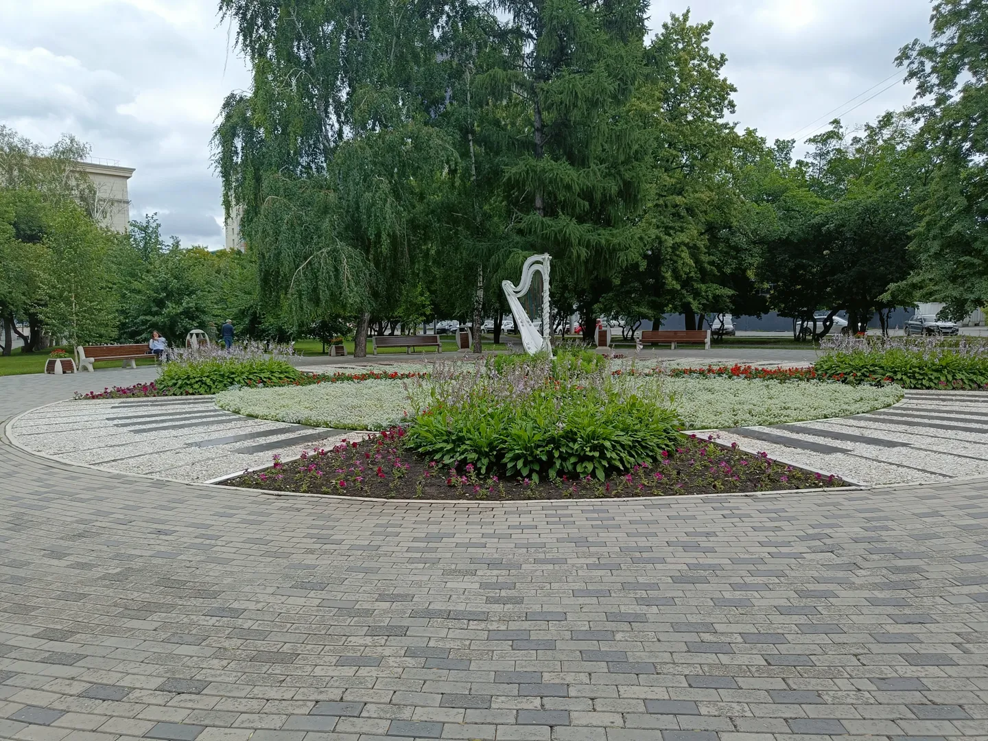 Скульптура в форме арфы,   установлена в сквере возле Новосибирского театра оперы и балета. 
