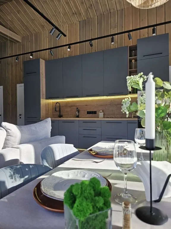 Дизайнерский панорамный дом с сауной в хвойном лесу