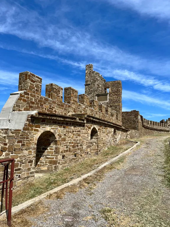 Домик у подножья Генуэзской крепости