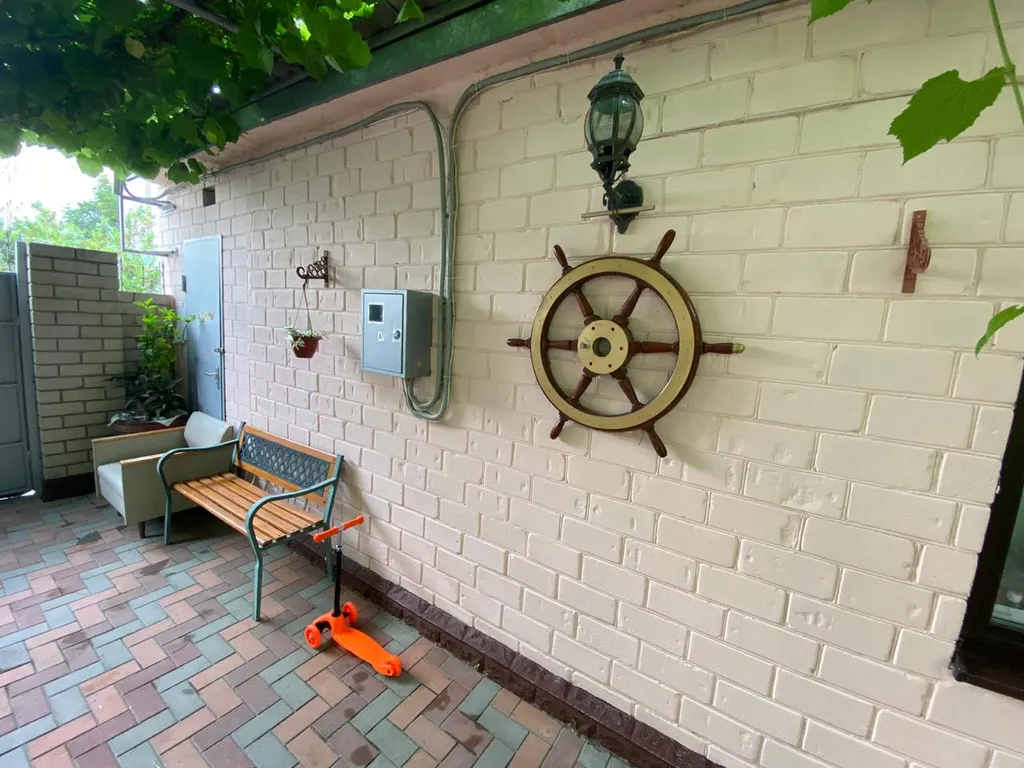 Уютный номер с удобствами и зеленый дворик в частном секторе