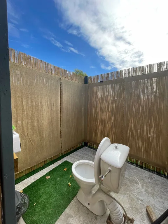 Дом-берлога в лесу с видом на горы