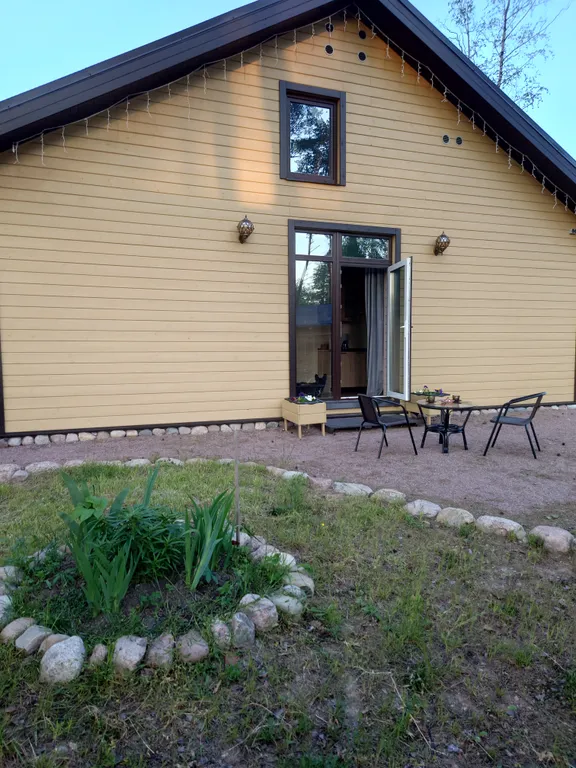 Дом с камином и панорамными окнами в сад