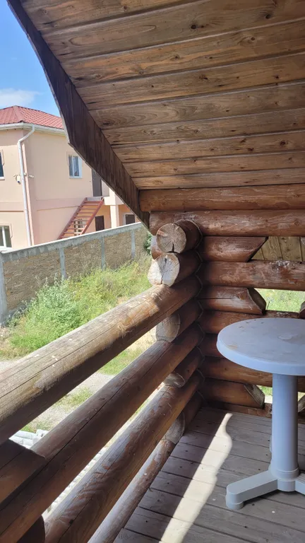 Деревянный домик возле моря