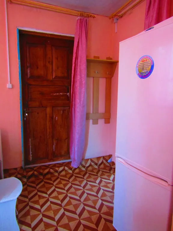 Дом с двумя спальнями и крыльцом с садовой мебелью