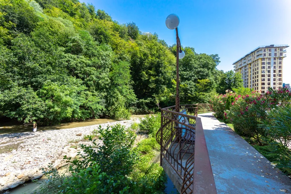 Просторная стильная квартира с видом на горы