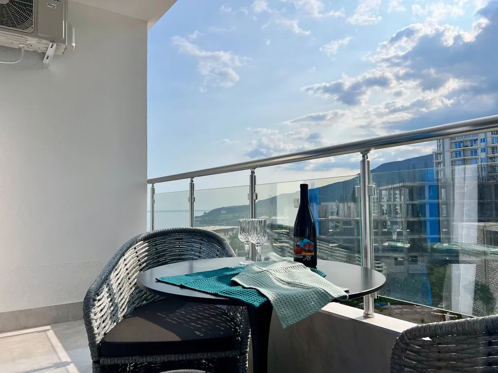 Современный апартамент с бассейном