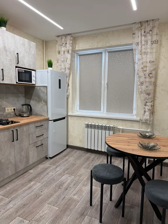 Просторная двух комнатная квартира с новым ремонтом, мебелью и технико