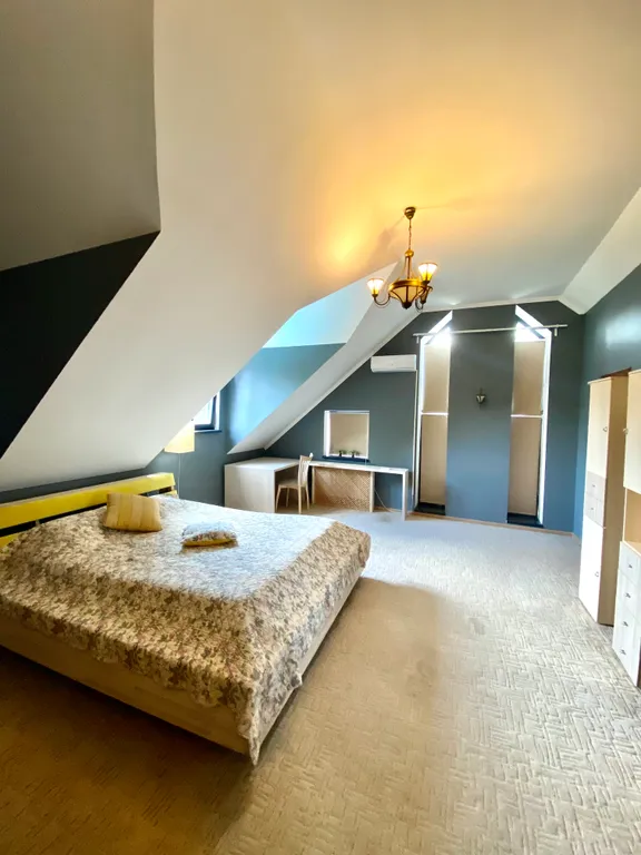 Вилла с квадратным бассейном