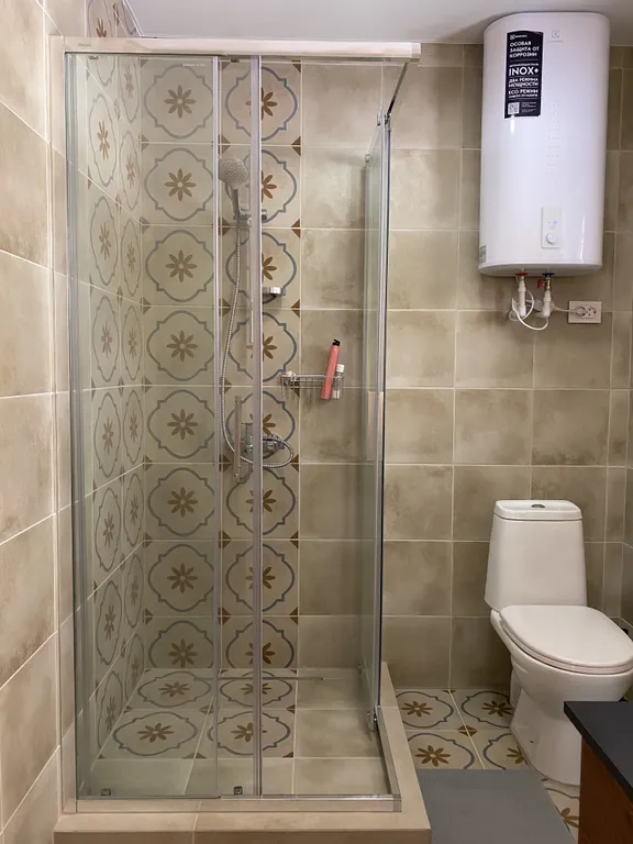 Дом в скандинавском стиле на берегу реки