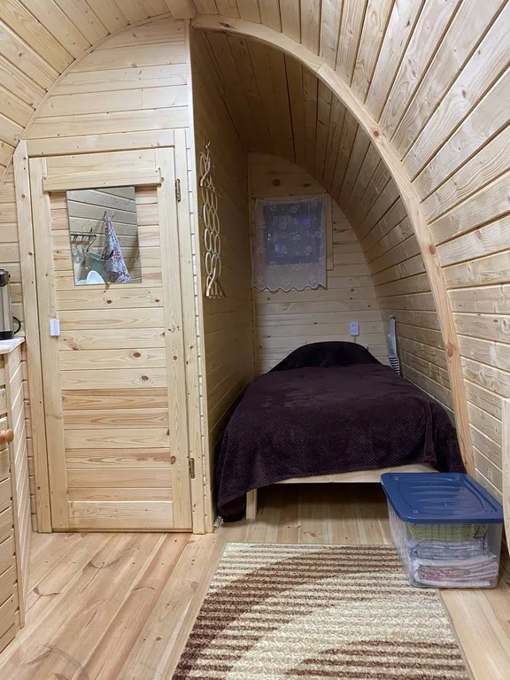 Арочный домик на краю леса с торцевым входом