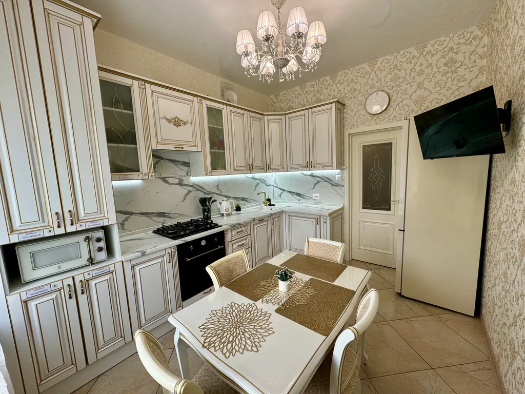 Трехкомнатная квартира возле ТЦ Европа