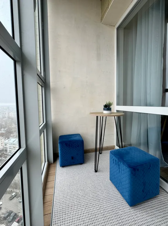 Синяя студия с панорамным окном и видом на закат