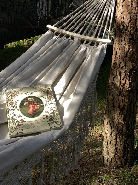 Скандинавский дом с ванной внутри и видом на лес