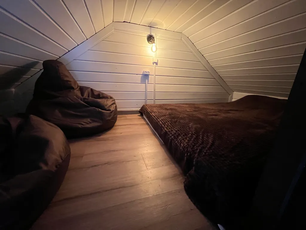 Коттедж Уютный домик с камином и кедровой бочкой на берегу озера — Лобня