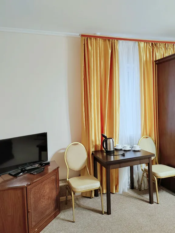 Просторный однокомнатный номер с диваном