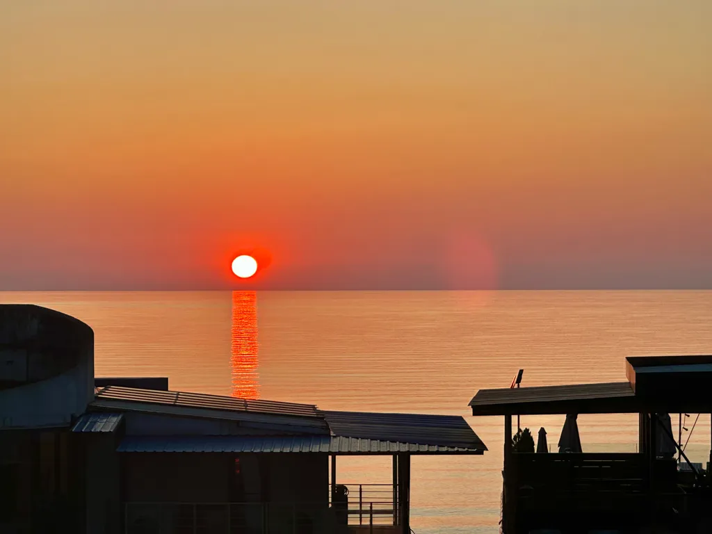 Стильная студия с видом на море и закаты