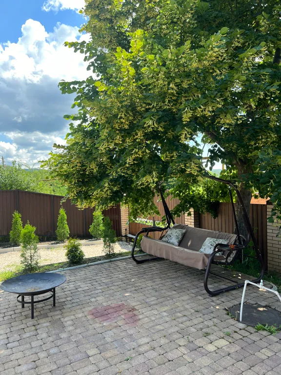 Душевный домик на берегу реки