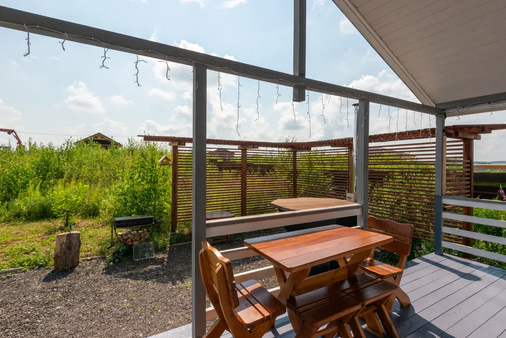 Дом на берегу реки с банным чаном