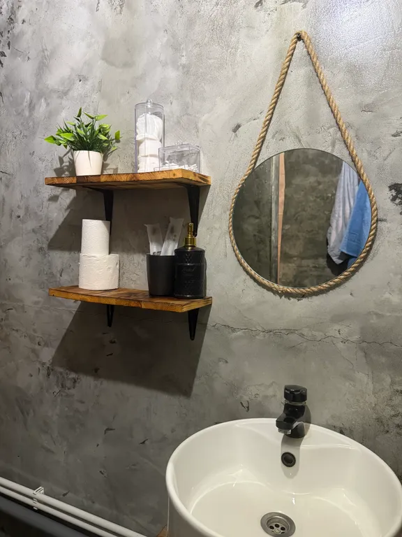 Уютный домик на берегу реки с горячим чаном