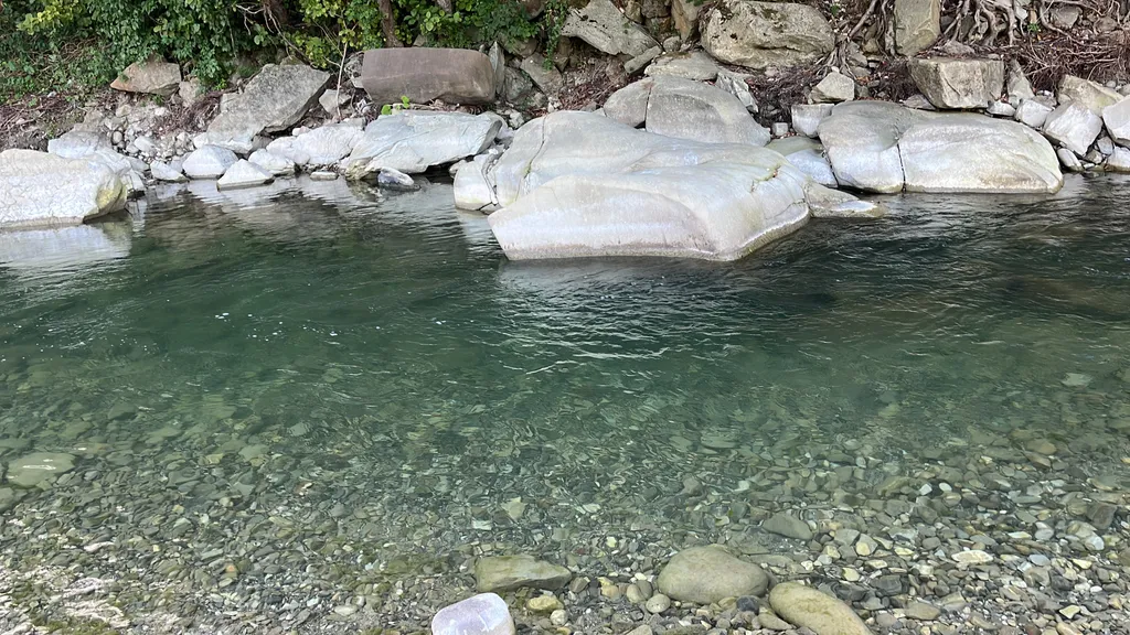 Дом в горах с видом на реку