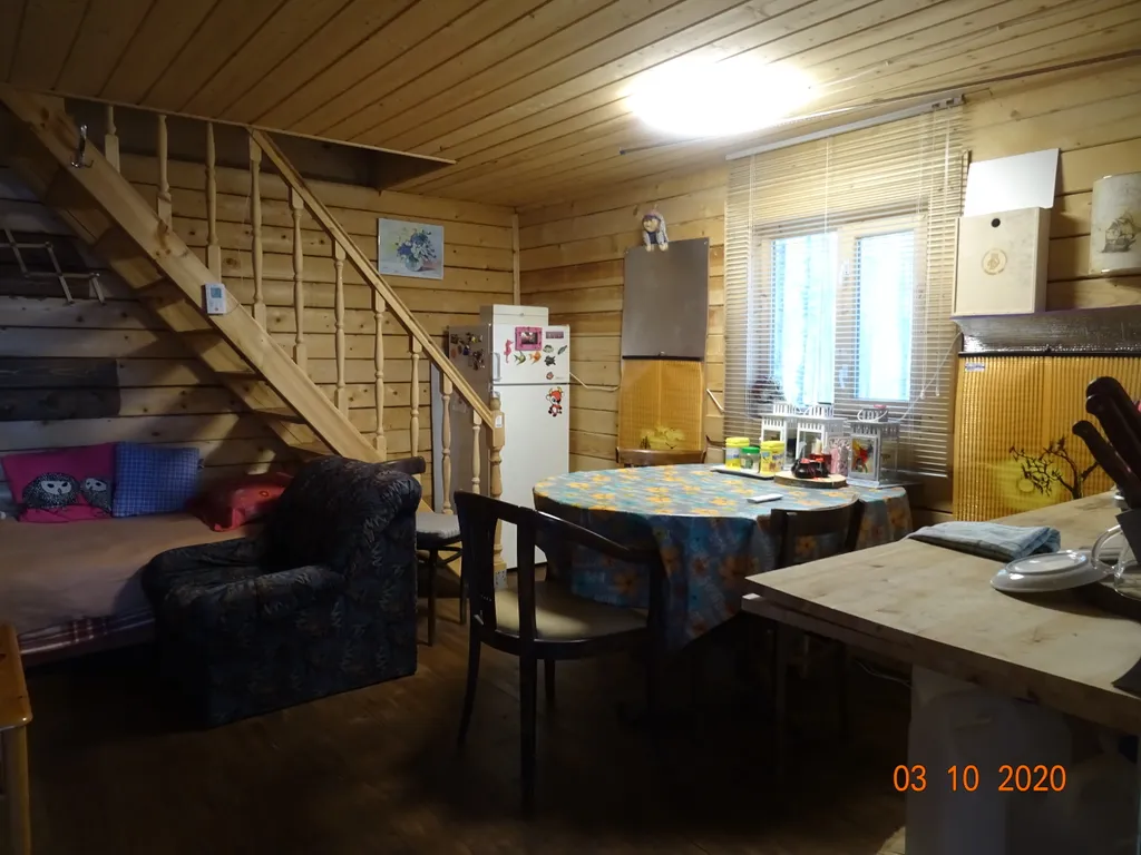 Хижина в лесу на берегу озера без соседей