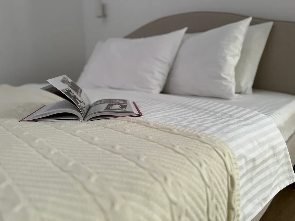 Просторный дом с камином в сосновом лесу